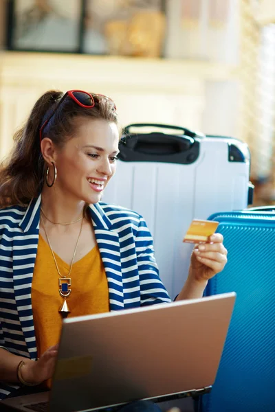 Mujer con estilo feliz con boletos de reserva de tarjeta de crédito —  Fotos de Stock