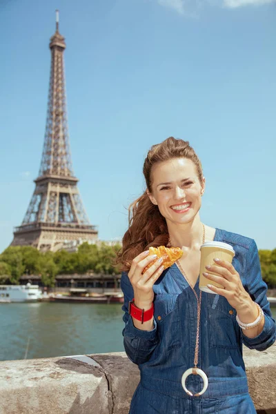 Gelukkige individuele reiziger vrouw met kopje koffie en croissant — Stockfoto