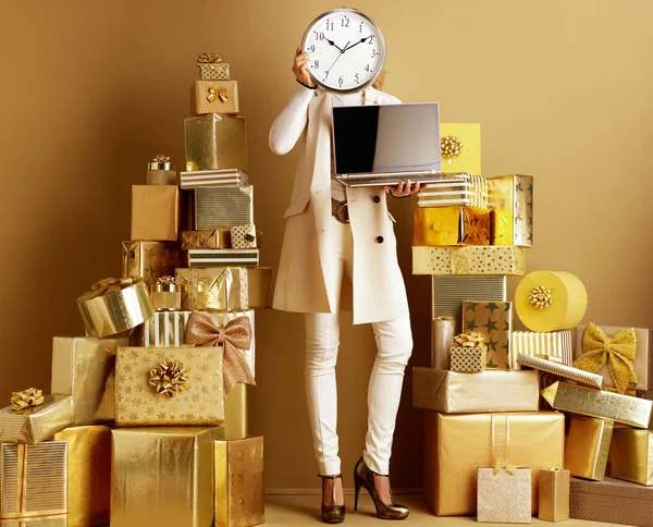 Mulher comprador mostrando laptop tela em branco e relógio na frente — Fotografia de Stock