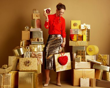 alışveriş çantası, kırmızı kalp ve hediye kartı veya Sevgililer ile kadın