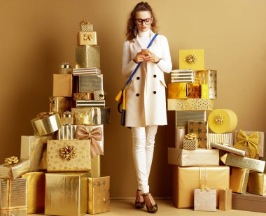 moda-monger sosyal medya platformu kontrol etmek için akıllı telefon kullanarak bir