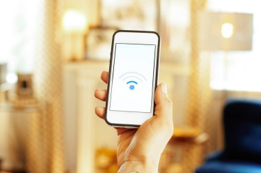 Closeup Smartphone ile zayıf wifi sinyal kadının elinde