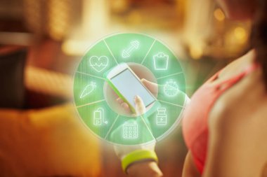 Portre ile uygun kadının elinde uygun app akıllı telefon ekranında