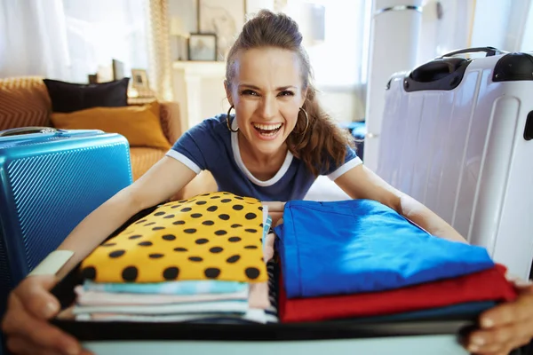 Mulher turista elegante feliz se preparando para a viagem — Fotografia de Stock