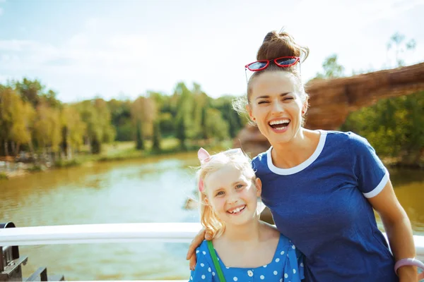 Smiling mother and daughter travellers having river voyage — Stock Photo, Image
