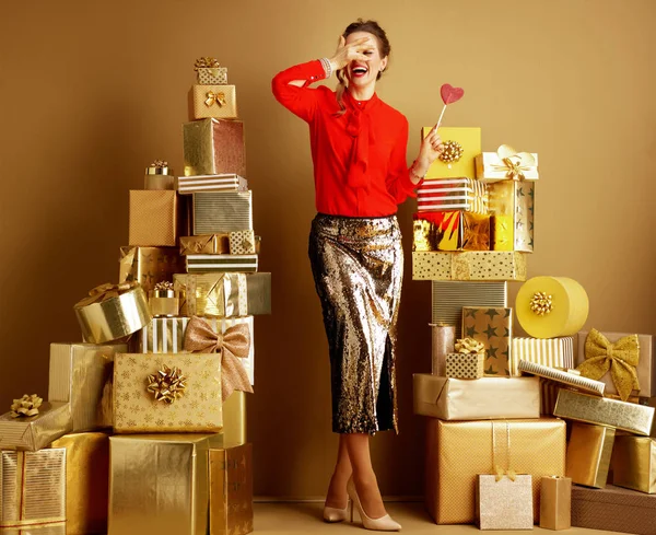 Donna shopper con caramelle a forma di cuore rosso guardando attraverso la mano — Foto Stock