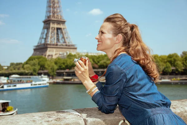 Toeristische vrouw met retro fotocamera op zoek in de verte — Stockfoto