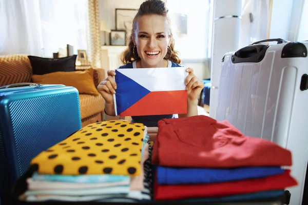 チェコの旗を示す笑顔の現代の旅行者の女性 — ストック写真