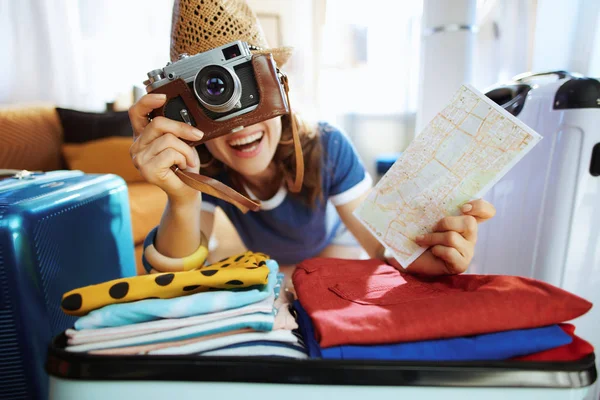 Mujer con cámara fotográfica de película retro y mapa listo para viajar — Foto de Stock