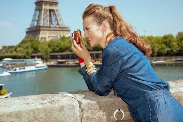 Viaggiatore solo donna scattare foto con macchina fotografica retrò — Foto Stock