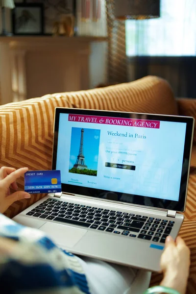 Kvinna med kreditkort med hjälp av Online Travel hotell bokning webbplats — Stockfoto