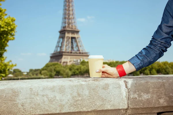 Gros plan sur souriant tasse de café en main de la femme touristique — Photo