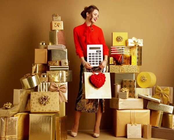 Vrouw met boodschappentas, rood hart en grote witte Calculator — Stockfoto