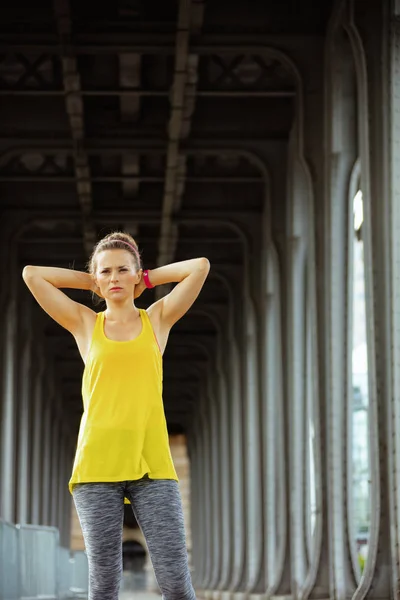 Young sports woman relaxing after workout — Stock Photo, Image