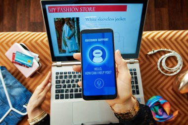 online giysi satın alırken çağrı merkezi kullanarak ev hanımı