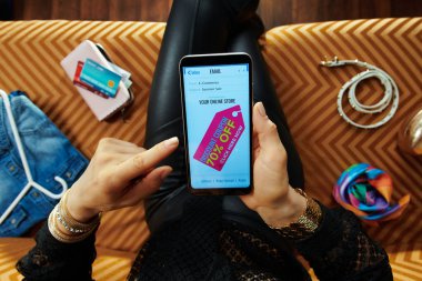 ev hanımı yaz satış kuponu ile e-ticaret e-posta var