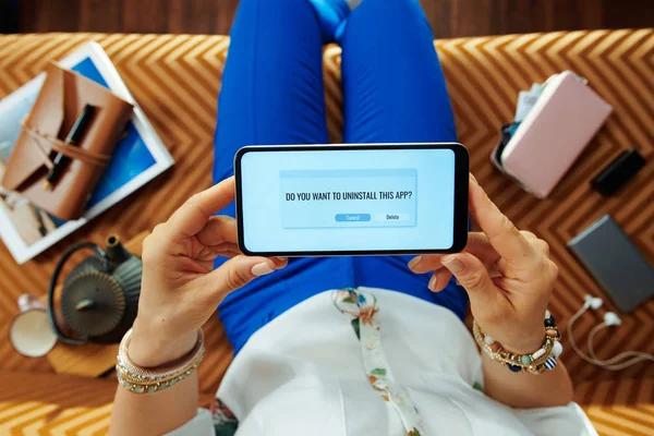 akıllı telefonda genç ev hanımı silme uygulaması