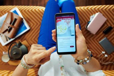 akıllı telefon üzerinde internet tv abone modern ev kadını