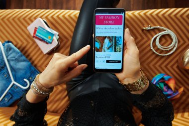 modern ev hanımı akıllı telefon online giysi satın alma