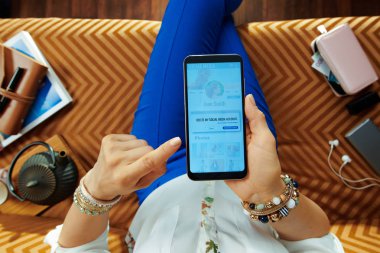 genç ev hanımı akıllı telefon sosyal medya hesabı silme