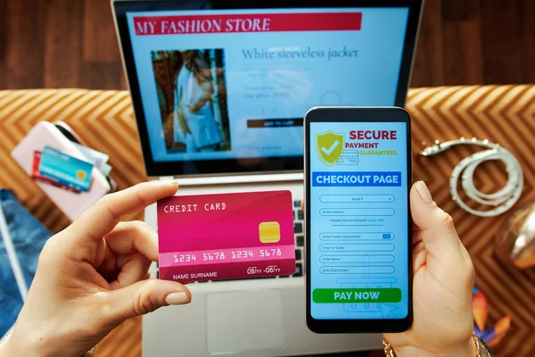 クレジットカード仕上げオンラインショッププロセスを持つ若い女性 — ストック写真