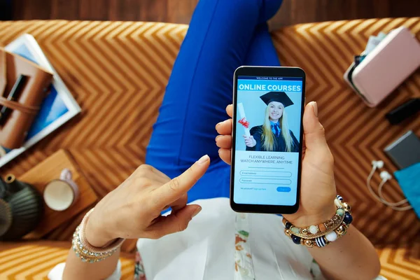 genç kadın modern oturma odası çalışma online kanepede oturan