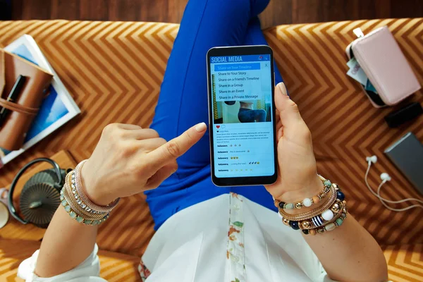 Jonge vrouw browsen sociale media op smartphone — Stockfoto