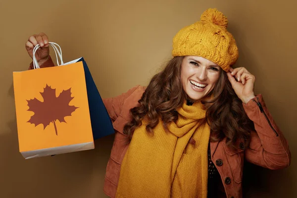 Femme Moderne Souriante Béret Jaune Écharpe Montrant Des Sacs Provisions — Photo