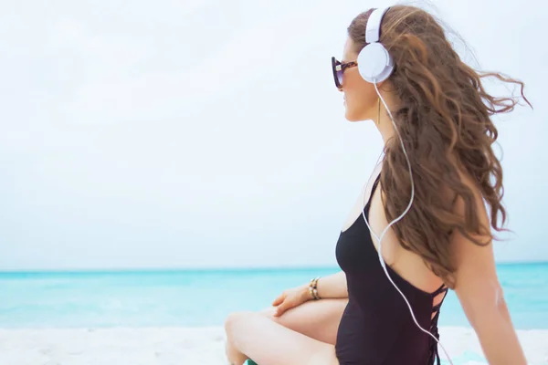 Visto Dietro Moderna Donna Mezza Età Con Lunghi Capelli Ricci — Foto Stock