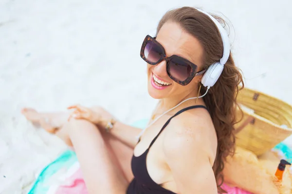 Widok Góry Szczęśliwego Młodego Kobietę Średnim Wieku Okularkach Słuchowych Muzyki — Zdjęcie stockowe