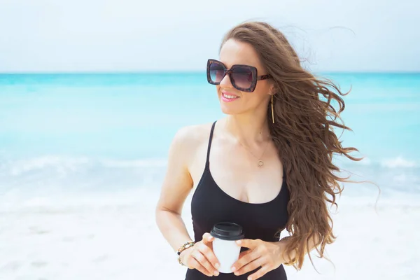 Sonriente Mujer Mediana Edad Con Pelo Rizado Largo Traje Baño —  Fotos de Stock