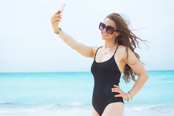 Glücklich Stylische Frau Mittleren Alters Mit Sonnenbrille Macht Selfie Mit — Stockfoto