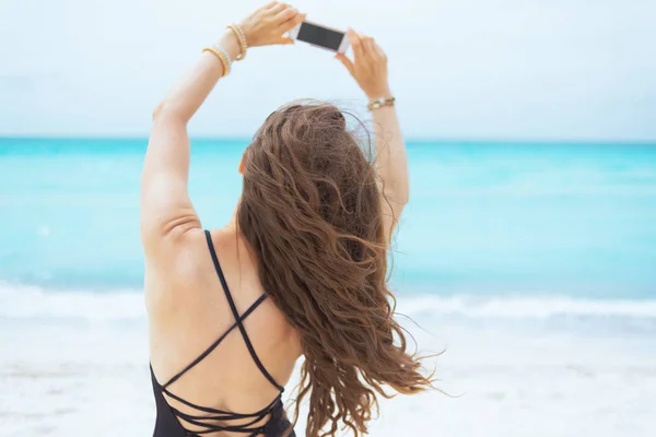 Visto Desde Atrás Mujer Moderna Mediana Edad Con Pelo Rizado —  Fotos de Stock