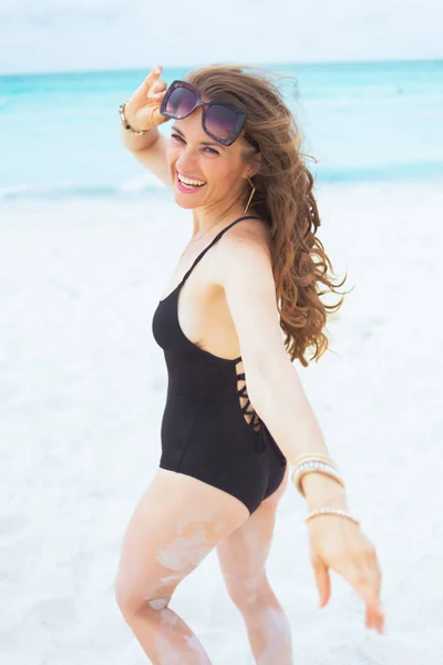 Sonriente Mujer Años Moda Con Pelo Rizado Largo Traje Baño —  Fotos de Stock