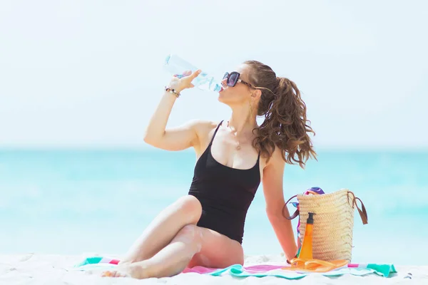 Trendy Middelbare Leeftijd Vrouw Met Lang Krullend Haar Elegant Zwart — Stockfoto