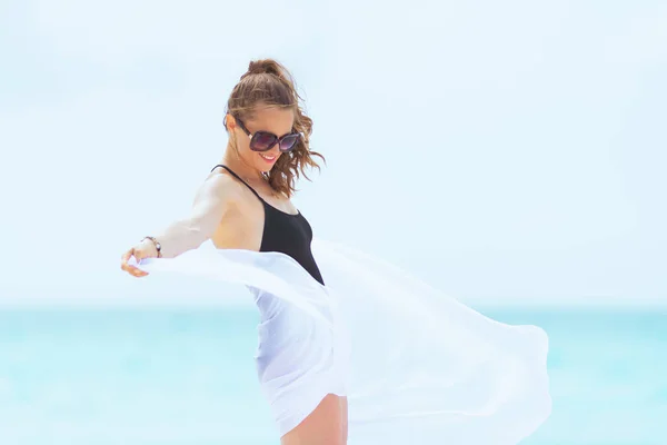 Elegante Donna Anni Con Lunghi Capelli Ricci Elegante Costume Bagno — Foto Stock