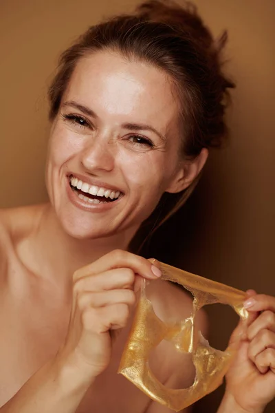 Портрет Усміхненої Елегантної Річної Жінки Показує Свіжо Видалену Обличчя Золоту — стокове фото
