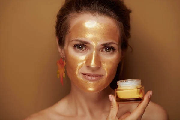 Portret Van Elegante Vrouw Met Gouden Cosmetische Gezichtsmasker Herfst Blad — Stockfoto