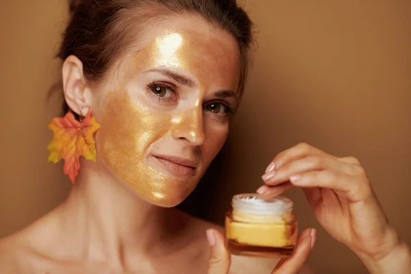 Portret Van Jonge Vrouw Met Gouden Cosmetische Gezichtsmasker Herfst Blad — Stockfoto