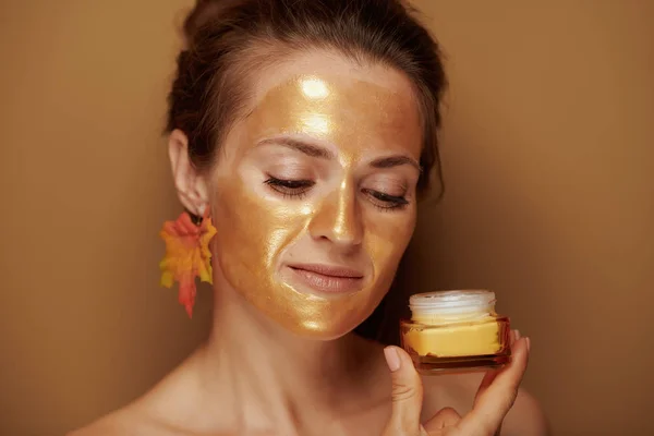 Portret Van Jonge Huisvrouw Met Gouden Cosmetische Gezichtsmasker Herfst Blad — Stockfoto