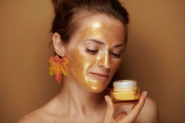 Portret Van Middelbare Leeftijd Vrouw Met Gouden Cosmetische Gezichtsmasker Herfst — Stockfoto