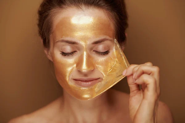 Portret Van Moderne Vrouw Het Verwijderen Van Gouden Cosmetische Gezichtsmasker — Stockfoto