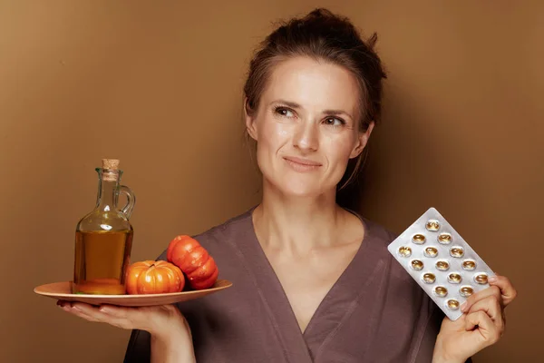 Ciao Autunno Ritratto Elegante Donna Mezza Età Sorridente Accappatoio Con — Foto Stock