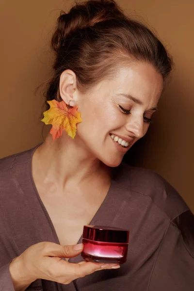 Hola Otoño Retrato Mujer Elegante Feliz Albornoz Con Arete Hoja —  Fotos de Stock