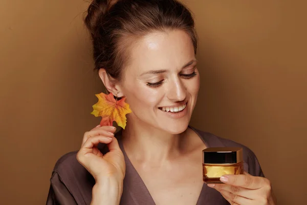 Hallo Herbst Glückliche Moderne Jährige Frau Bademantel Mit Herbstblatt Ohrring — Stockfoto