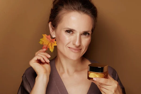 Ahoj Podzim Portrét Elegantní Ženy Županu Podzim Náušnici Držící Bronzovém — Stock fotografie