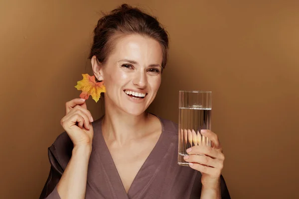 Hallo Herbst Porträt Einer Glücklichen Eleganten Frau Bademantel Mit Herbstblatt — Stockfoto