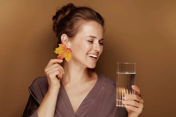 Hallo Herfst Gelukkig Moderne Middelbare Leeftijd Vrouw Een Badjas Met — Stockfoto