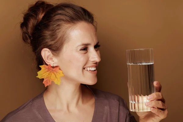 Bonjour Automne Portrait Femme Âge Moyen Souriante Peignoir Avec Boucle — Photo