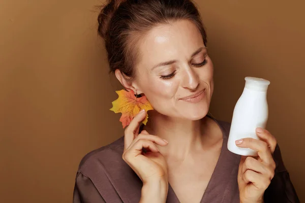 Hallo Herbst Glücklich Elegante Jährige Frau Bademantel Mit Herbstblatt Ohrring — Stockfoto